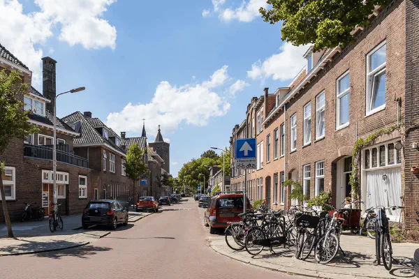 Een wijk met Nederlandse huizen die de woningmarkt illustreert die wordt beïnvloed door de Wet Betaalbare Huur