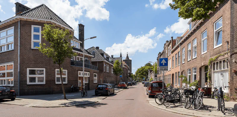 Een wijk met Nederlandse huizen die de woningmarkt illustreert die wordt beïnvloed door de Wet Betaalbare Huur