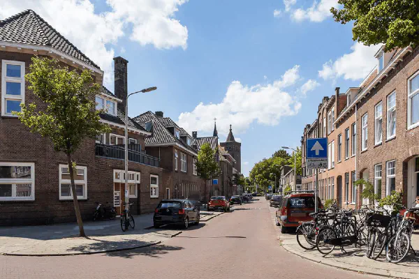 Een wijk met Nederlandse huizen die de woningmarkt illustreert die wordt beïnvloed door de Wet Betaalbare Huur