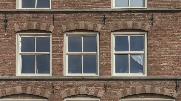 Typische Nederlandse gevel die veilige vastgoedinvesteringen vertegenwoordigt.