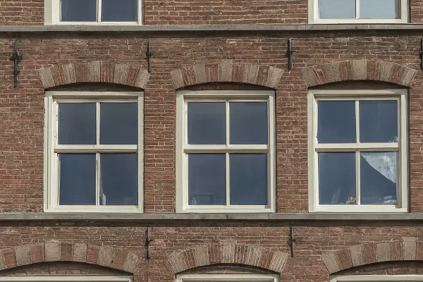 Typische Nederlandse gevel die veilige vastgoedinvesteringen vertegenwoordigt.