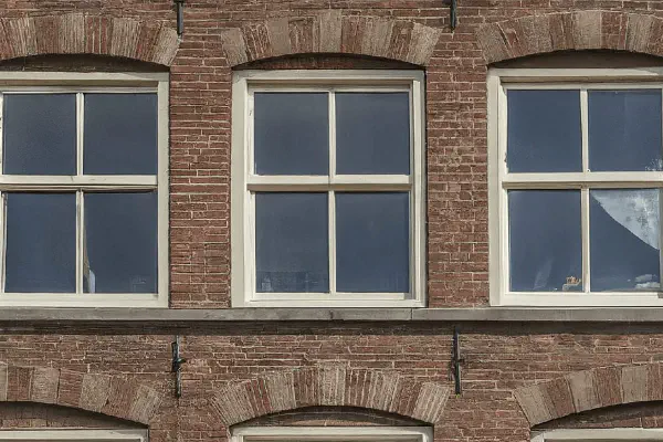 Typische Nederlandse gevel die veilige vastgoedinvesteringen vertegenwoordigt.