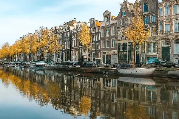Panoramisch uitzicht op Amsterdamse grachten en huizen die de woningmarkt weerspiegelen