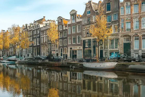 Panoramisch uitzicht op Amsterdamse grachten en huizen die de woningmarkt weerspiegelen